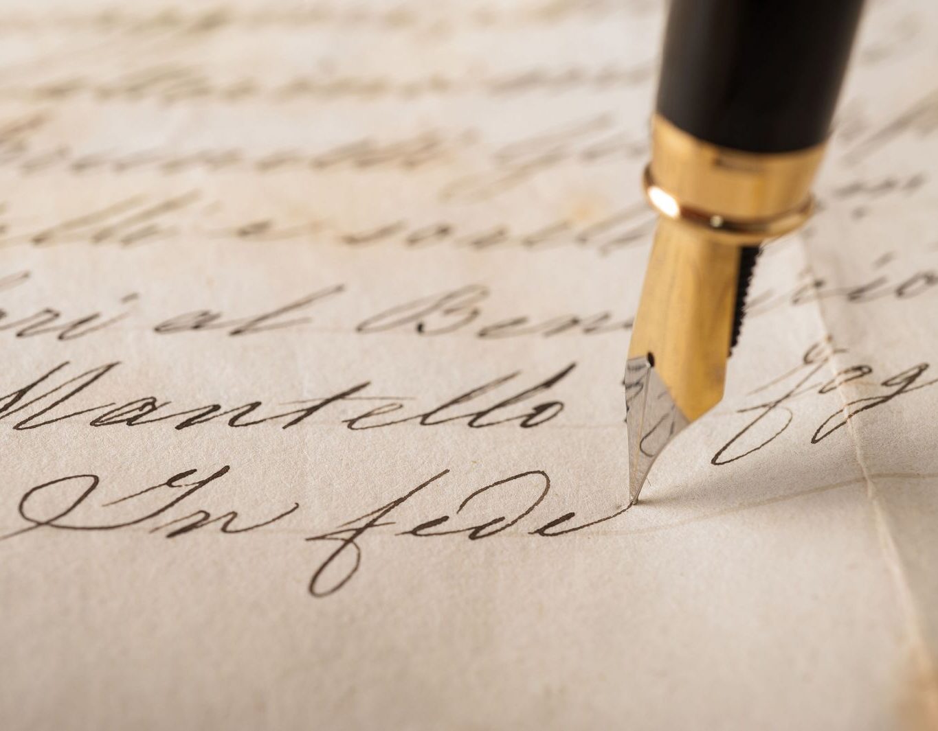 Femme souriante écrivain -biographe rédigeant un récit de vie sur un carnet